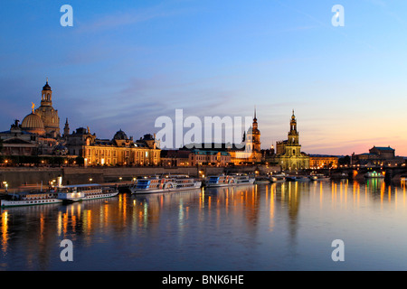 Blick auf die barocke Altstadt mit den Bruehlsche Terrassen Terrassen bei Dämmerung, Dresden, Sachsen, Germany Stockfoto