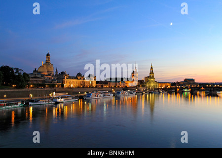 Blick auf die barocke Altstadt mit den Bruehlsche Terrassen Terrassen bei Dämmerung, Dresden, Sachsen, Germany Stockfoto