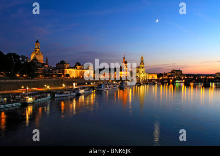 Blick auf die barocke Altstadt mit den Bruehlsche Terrassen Terrassen bei Dämmerung, Dresden, Sachsen, Germany Stockfoto