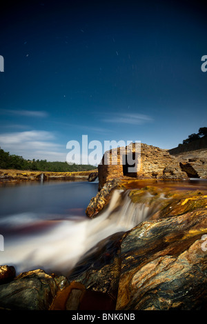 Wasserfall in Rio Tinto in einer verlassenen Mühle in der Nacht Stockfoto