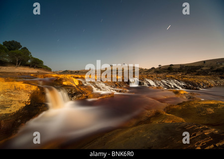 Wasserfall in Rio Tinto in einer verlassenen Mühle in der Nacht Stockfoto