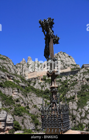 Kreuz in der Nähe von Santa Cova Heiligtum von Montserrat (Wellenschliff Berg) südwestlich von Barcelona in Katalonien, Spanien. Stockfoto