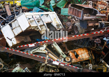 Groß angelegte industrielle Schrott ist hundert Fuß hoch, bereit für das recycling gestapelt. Stockfoto