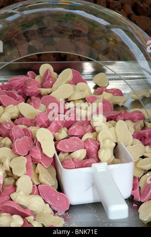 Ladentisch-Display mit Tabletts mit „Pick n Mix Sweets“; gekocht, spritzig, Schaum, Gelee, Kauen Retro, Schokolade und Süßwaren. Stockfoto