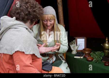 Psychische Hellseherin Wahrsagerin oder Palm Reader, Wahrsagen Herbals, Symbol, Astrologie, Magie, Zukunft, Arbroath Strandpromenade, Großbritannien Stockfoto