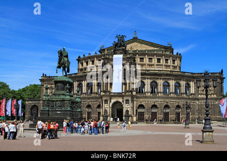 König John Memorial vor der Semperoper Opernhaus, Dresden, Sachsen, Deutschland Stockfoto