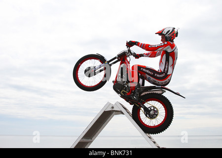 Steve Colley Motorcycle Stunt Rider mit Geländewagen bei Arbroath Seafront Spectacular, Schottland, Großbritannien Stockfoto