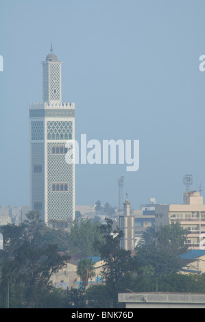 Afrika, Senegal, Dakar. Hauptstadt Stadt Dakar, Hafengebiet. Skyline der Innenstadt mit Moschee. Stockfoto