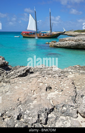 Pirate Ship of the Caribbean auf die klar grün / blauen Ozean von Aruba Stockfoto