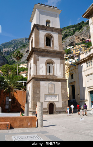 Die Bell Tower Eglise Santa Maria Assunta et littoral in Positano Stockfoto