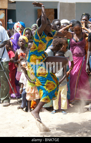 Afrika, Senegal, Dakar. Fulani-Dorf, halb-nomadischen Stamm entlang den Ufern des Pink Lake Retba. Bunte Dorf Stockfoto