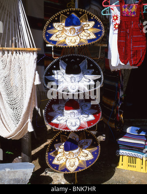 Mexikanische Hüte in Straßenrand stall, Tulum, Quintana Roo, Mexiko Stockfoto