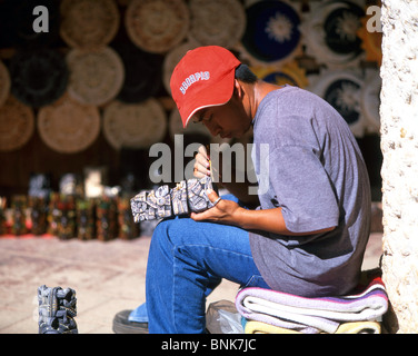 Junger Mann schnitzen Souvenirs, Tulum, Quintana Roo Zustand, Mexiko Stockfoto