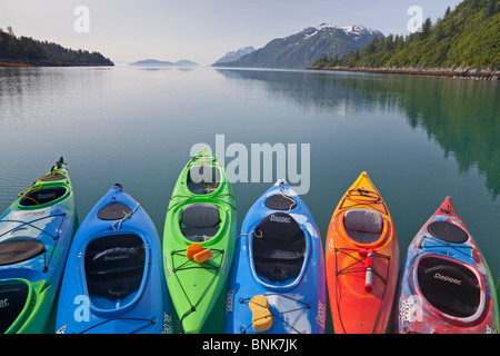 USA Alaska Glacier Bay Nationalpark, eine Linie von Kajaks Stockfoto