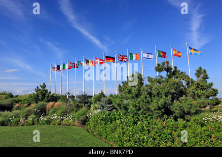 Flaggen der Länder, die Bürgerinnen und Bürger bei Absturz von TWA Flug 800 Smith Point Park Long Island NY verloren Stockfoto