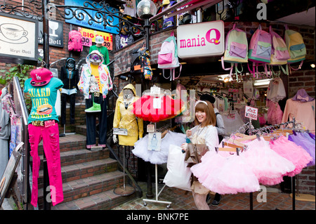 Junger Teenager Kleidung einkaufen in Takeshita Dori Straße, Harajuku, Tokio, Japan Stockfoto