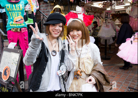 Junge Teenager posieren für ein Foto in Takeshita Dori Straße in Harajuku, Tokyo, Japan Stockfoto