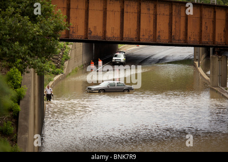 Überfluteten westlichen Vorort von Chicago. Überfluteten Viadukt am Interstate 290. Autobahn-Arbeiter auf der Suche nach Gully zu löschen. Stockfoto