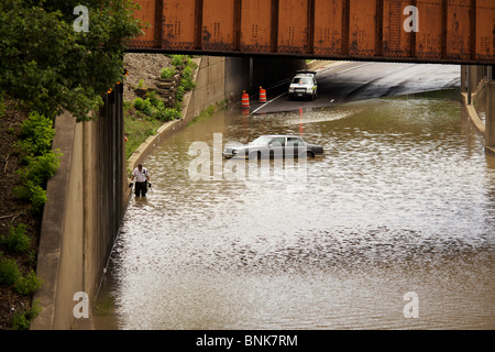 Überfluteten westlichen Vorort von Chicago. Überfluteten Viadukt am Interstate 290. Autobahn-Arbeiter auf der Suche nach Gully zu löschen. Stockfoto