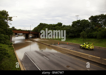 Überfluteten Viadukt am Interstate 290 mit gestrandeten Autos Autobahn Abteilung Fahrzeug stehen. Forest Park, Illinois. Stockfoto