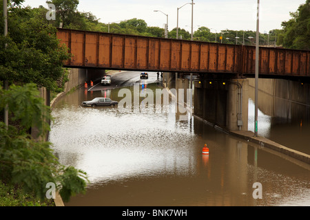 Überfluteten Viadukt auf dem Eisenhower Expressway, Interstate 290. Forest Park, Illinois Stockfoto