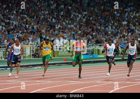 Justin Gatlin (USA) [rechtsextremen] gewinnen die Männer 100m bei den Olympischen Sommerspiele 2004, Athen, Griechenland. Stockfoto