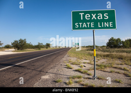 Texas Zustand-Linie Zeichen auf Autobahn 18 Texas USA Stockfoto