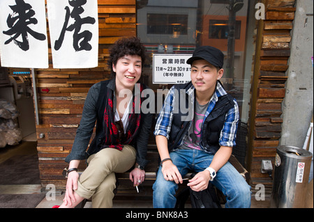 Trendige jungen Menschen hängen vor einer Bar in Shibuya, Tokyo, Japan Stockfoto