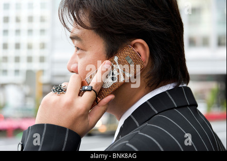 Business-Mann sprechen auf eine gepimpte, Handy, Tokyo, Japan Stockfoto