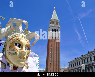 Traditionelle Maske in Markusplatz entfernt, Venedig, Italien Stockfoto