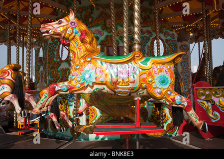 Festplatz merry go rund um Brighton Pier England UK Pferd Stockfoto