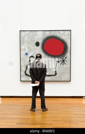 Mann, Blick auf moderne Öl-Gemälde von Joan Miro im National Museum of Western Art, Tokyo, Japan Stockfoto