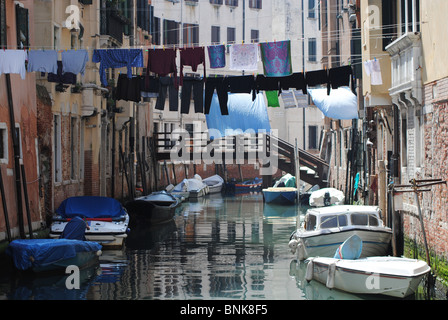 Wäscheleinen über einen Kanal in das jüdische Ghetto, Venedig, Italien Stockfoto