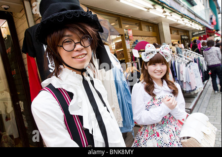 Jugendliche, die Cosplay Kleidung auf Takeshita Dori in Harajuku, Tokyo, Japan Stockfoto