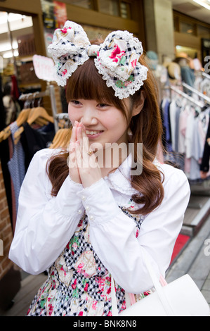 Lolita girl auf Takeshita Dori in Harajuku, Tokio, Japan Stockfoto