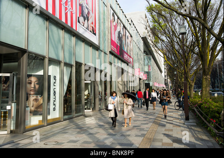 Menschen beim Einkaufen auf Omotesando-Dori, Tokyo, Japan Stockfoto