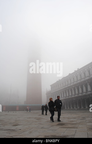 ein paar Spaziergänge durch Markusplatz entfernt an einem nebligen Tag in Venedig, Italien Stockfoto