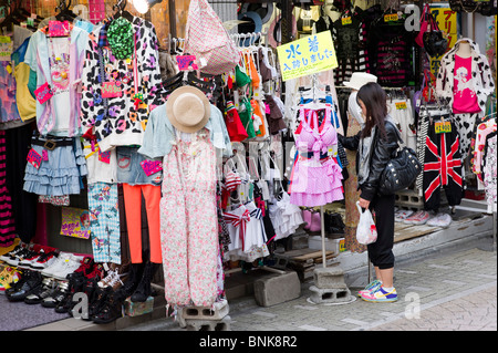 Trendige Kleidung Shop auf Takeshita Dori in Harajuku, Tokyo, Japan Stockfoto