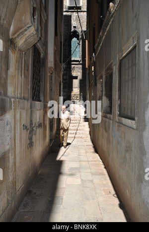 Alter Mann auf eine schmale Straße in Venedig, Italien Stockfoto