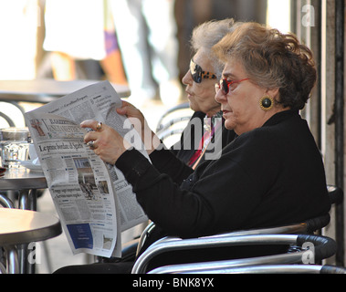 Alte Damen lesen Zeitungen, Venedig, Italien Stockfoto