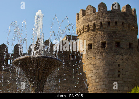 Brunnen vor der alten Stadtmauer, Baku, Aserbaidschan Stockfoto