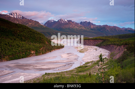 Die Matanuska Fluss fließt durch Alaska mit den Chugach Mountains als Hintergrund Stockfoto