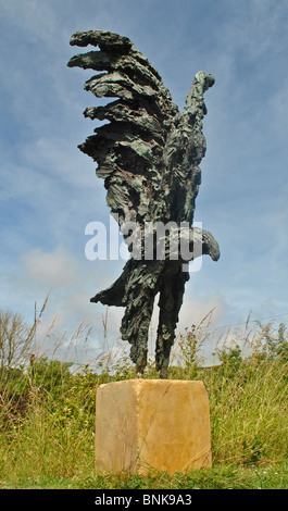 Skulptur eines Adlers im Garten in Dorset, England Stockfoto