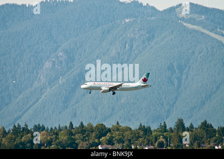 Eine Air Canada Airbus A320 (A320-211) kommerzielle Düsenverkehrsflugzeug auf Endanflug zur Landung auf dem Flughafen Vancouver zu sehen ist. Stockfoto