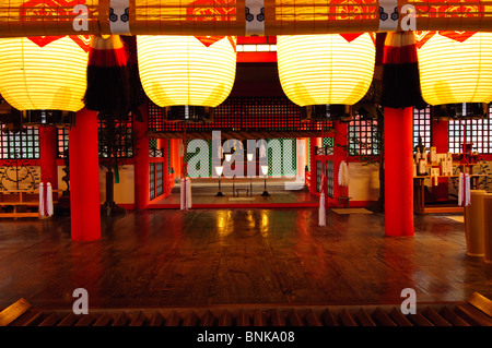 Papierlaternen hängen über ein Osaisen Bako bietet Box, Anbetung Haupthalle, Itsukushima-Schrein, Miyajima, Honshu, Japan Stockfoto