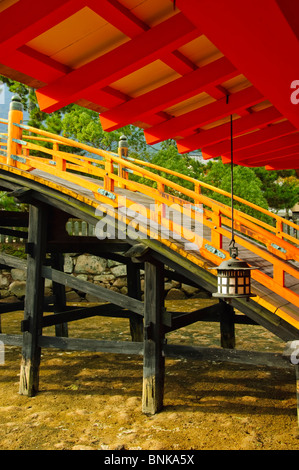 Laternen und Sori-Baschi (Bogenbrücke), Itsukushima-Schrein, Miyajima, Honshu, Japan Stockfoto