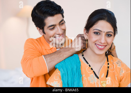 Mann seine Frau eine Südostasien aufsetzen Stockfoto