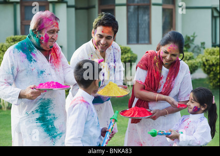 Familie feiern Holi Stockfoto