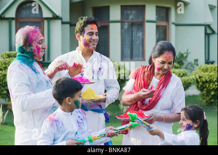 Familie feiern Holi Stockfoto