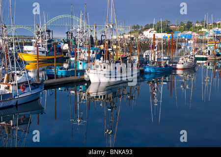 Am frühen Morgen Reflexion der Newport Fischereiflotte mit Oregons Yaquina Bay Bridge. Stockfoto